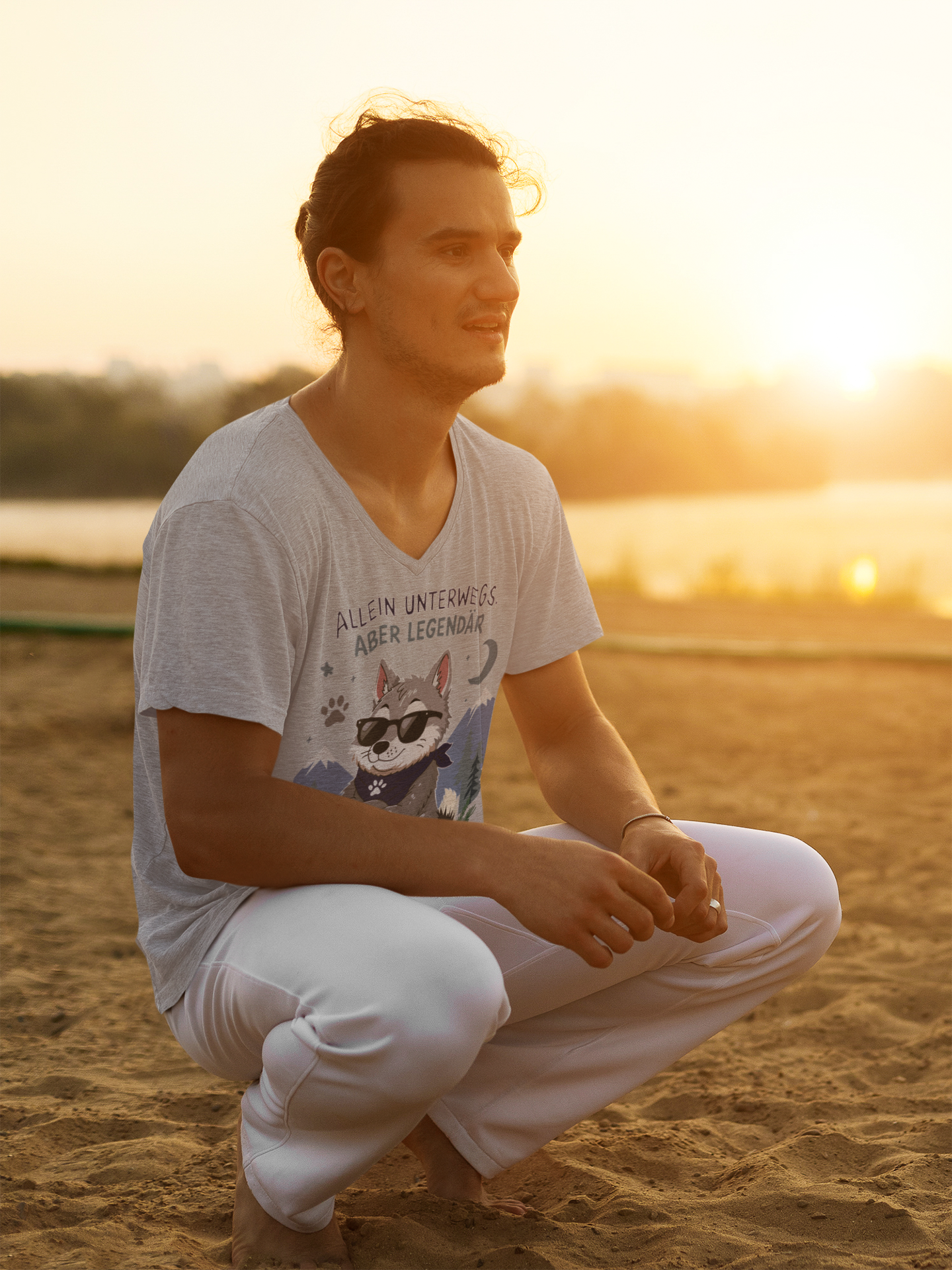 Allein unterwegs, aber legendär - Wolf | T-Shirt Herren V-Ausschnitt