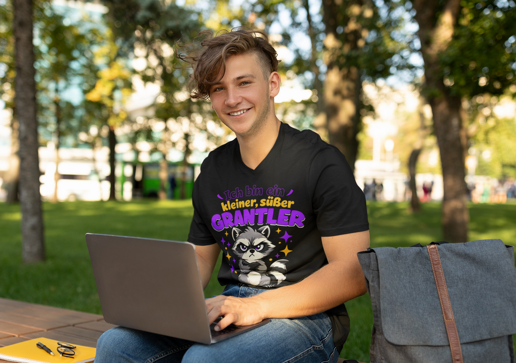 Kleiner, süßer Grantler - Waschbär | T-Shirt Herren V-Ausschnitt