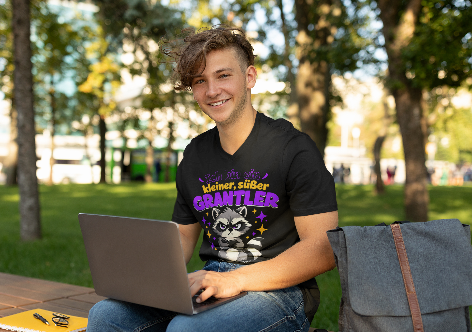 Kleiner, süßer Grantler - Waschbär | T-Shirt Herren V-Ausschnitt